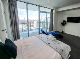 Downtown Kitchener Modern Condo，位于基奇纳的酒店