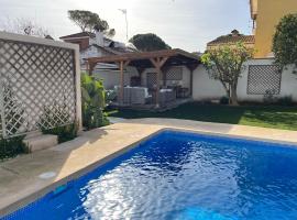 Chalet Ciudad Ducal con piscina y jardin，位于圣玛丽亚港的酒店