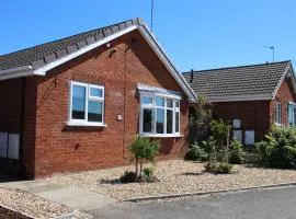 2 Bed House - Sleeps 4 - Pets - Garden - Parking