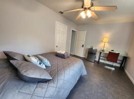 Private Room2 Own Entry Shared Bath One Guest Walk to UCSD，位于圣地亚哥的酒店