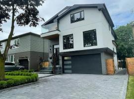 6 BEDROOM MODERN AND LUXURY HOME，位于威兰的酒店