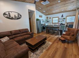 Cozy Cottage 2BD/2BA, 2 Covered Decks, Patio Dinning, Newly Built!，位于派托普湖畔的别墅