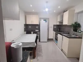 Cheerful 4/5 bed house - Heathrow