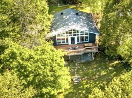 Waterfront Haliburton, All Season, Fully Equipped Cottage!，位于哈里伯顿的酒店