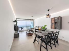 Serene Seaview Retreat in Higueron: 2BR Oasis，位于福恩吉罗拉的酒店