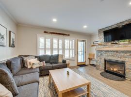 Ski-InandSki-Out Cranmore Mountain Resort Condo!，位于康威的酒店