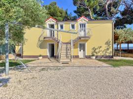 Apartments by the sea Kastel Stafilic, Kastela - 21981，位于卡斯特尔·斯塔费力克的酒店