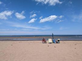 Beachside Cottage w/beach access - Aboiteau Beach，位于Cap-Pele的木屋