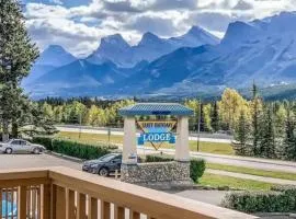 B211 MTN View ground floor town house- 2BD, Sleeps 8, hot tub, free parking, close to Banff