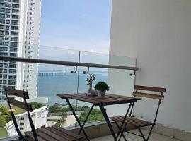 Southbay Seaview Condo A16 #10minQueensbay #15minSPICE，位于峇六拜的酒店