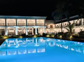 Lagoon Sarovar Premiere Resort - Pondicherry，位于蓬蒂切里的带停车场的酒店