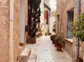 Two bedroom townhouse in the heart of the old village of Mougins with its Michelin star restaurants. - 2140