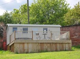 Shepherd's Hut at Cefn Tilla Court，位于阿斯克的酒店