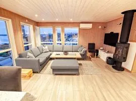 Beautiful mountain View Cabin in Lofoten