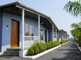 OMKARA RESORT，位于Nāndod的酒店