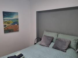 Spacious Curragh 2-bed apartment with own entrance，位于Brownstown Cross RoadsNewbridge Silverware Visitor Centre附近的酒店