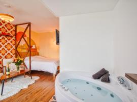 Suite année 70 - Jacuzzi et Balcon，位于凯恩的酒店