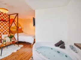 Suite année 70 - Jacuzzi et Balcon