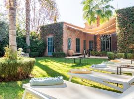 Villa Pauline with private pool & garden, hotel service and no insight.，位于马拉喀什的带停车场的酒店