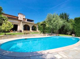 Villa Provençale 300 m2 proche Nice, cannes piscine chauffée 6 chambres 5sdb privatives，位于勒鲁雷的酒店