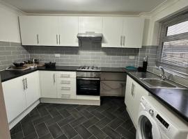 Cosy Spacious 2 bed flat Hornchurch high street，位于Hornchurch的公寓