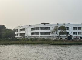 ICHHAMATI HOTEL AND RESTAURANT，位于Hāsnābād的酒店