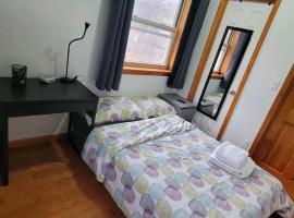comfortable room with balcony near the train，位于Woodside的民宿