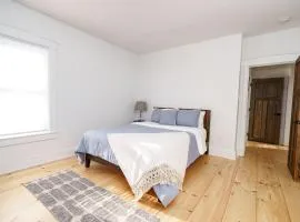 Very Cozy, 2 Bedroom Farmhouse Apartment 2nd FL