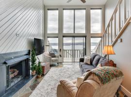 Tennessee River Vacation Rental with Deck and View!，位于Counce的酒店