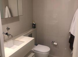 Exclusive Waters Edge Sub Penthouse，位于布里斯班的酒店