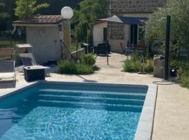 Maison avec piscine，位于Saint-Pierre-de-Boeuf的酒店