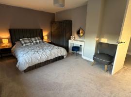 Elwood - spacious contemporary home from home in Harrogate with parking，位于哈罗盖特的度假屋