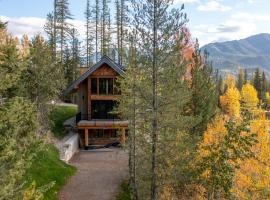 Snow Creek Cabins by Fernie Lodging Co，位于弗尼的酒店