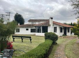 Luxury Finca el Ensueño, casa entera, con Sauna, Jacuzzi, BBQ y Caballos，位于Tenjo的酒店