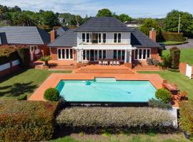 Experience luxury at its finest in Whitford，位于Whitford的酒店