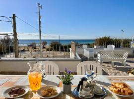 Front Beach Penthouse - 20 metri - Pescoluse by Salento Prime，位于佩斯科勒海滨的酒店