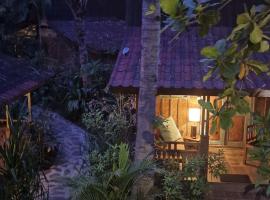 Villas Light House - Eco-Traditional Joglo，位于吉利特拉旺安日落观景台附近的酒店