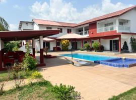 Beautiful Villa with Swimming Pool in Assinie，位于Assinie-Mafia的别墅