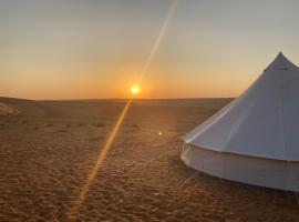 Desert Moments Glamping - full privacy，位于Al Mintirib的豪华帐篷