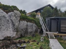 Nydelig hytte med fantastisk beliggenhet ved sjøen，位于Laupstad的度假短租房