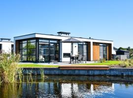 House with three bathrooms, on a holiday park，位于Nieuw-Loosdrecht的带停车场的酒店