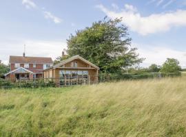 The Potting Shed and Bothy，位于Ringstead的带停车场的酒店