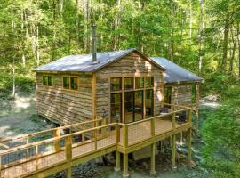 Outdoor Enthusiast's Dream Cabin Hiking & Rafting，位于Hot Springs的酒店