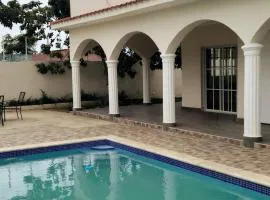 Villa Familiar con Piscina cerca Av Ecológica
