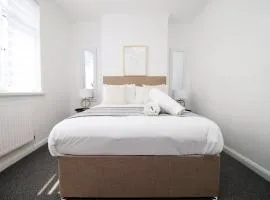 Bristol Street (2BR FREE parking)| Cohost Partners