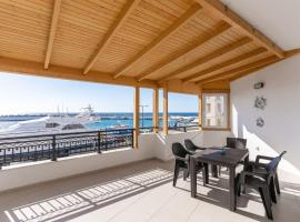 Port house with amazing sea view and jacuzzi，位于依拉佩特拉的酒店