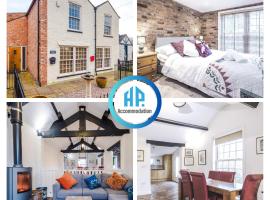 Stunning 4-bedroom Country House with Canal Views in Sandbach by HP Accommodation，位于桑德巴奇的酒店