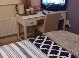 Aylesbury Lovely Double and Single Bedroom with Guest only Bathroom，位于Buckinghamshire的民宿