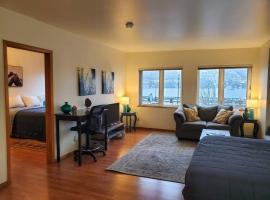 Downtown Juneau Gem: 1BR Apt with Stunning Views!，位于朱诺的公寓