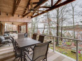 Greers Ferry Lake Vacation Rental with Porch and View!，位于Heber Springs的酒店